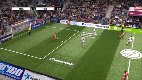 Während die Bundesliga pausiert, wird in den Hallen Deutschlands wieder gespielt. Den Anfang macht der Budenzauber Emsland und dieses irre Tor von Dennis Eilhoff. 