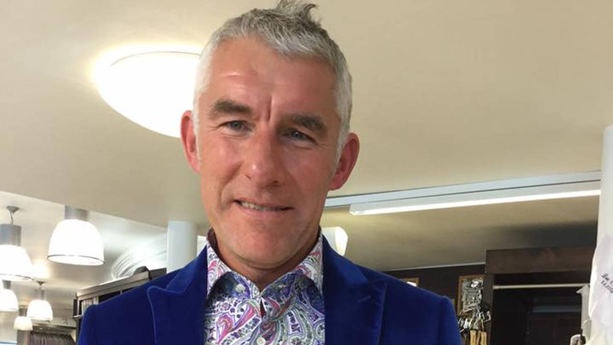 Mirko Slomka zeichnet sich an der Seitenlinie sonst immer durch sein stilsicheres Outfit aus. Hier wagt er mit einem blauen Sakko und einem, vorsichtig ausgedrückt, psychedelischen Hemdmuster etwas ganz Extravagantes 