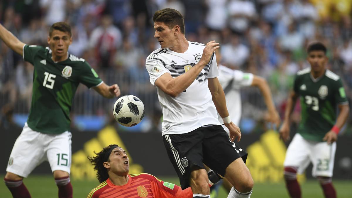 PLATZ 7: DEUTSCHLAND - Der Titelverteidiger landete beim 0:1 gegen Mexiko unsanft auf dem Boden der Tatsachen. Die nicht unverdiente Niederlage hatte sich nach der schwachen Vorbereitung durchaus abgezeichnet