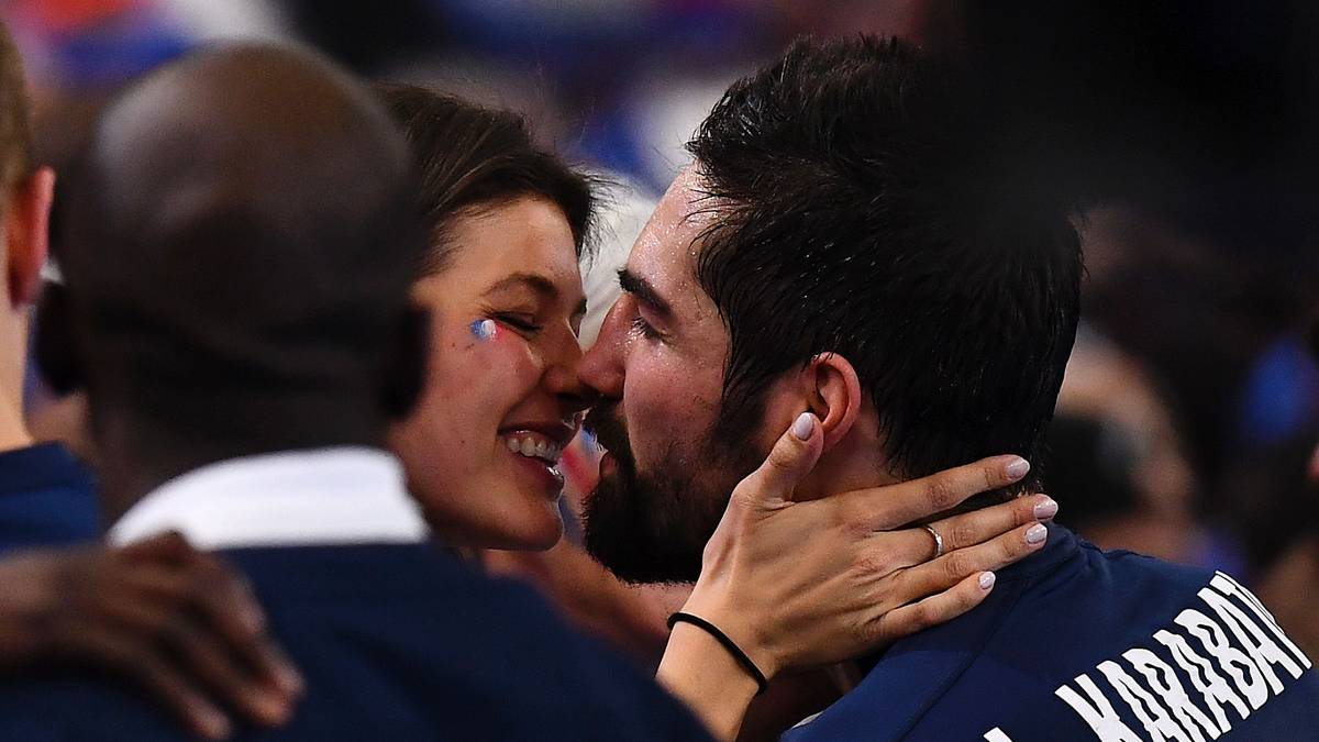 Auch der berühmte Bruder ist glücklich verheiratet: Die Frau an der Seite von Nikola Karabatic heißt Geraldine Pillet, hier beim Gewinn des WM-Titels 2017