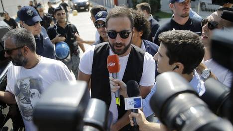 Torjäger Gonzalo Higuain wird nach seiner Ankunft iin Turin umringt 