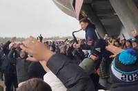 Vor dem NFL-Spiel der Carolina Panthers gegen die New York Giants bringt EM-Saxofonist André Schnura die Football-Fans vor der Allianz Arena mit Sweet Caroline in Stimmung.