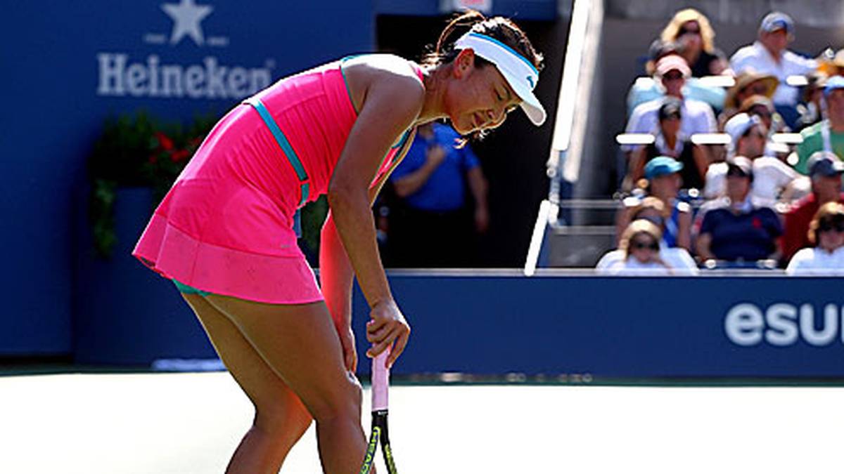 Im zweiten Satz dreht die Dänin einen 0:2-Rückstand und nimmt Kurs auf das Finale, ehe sich Peng ans Knie greift