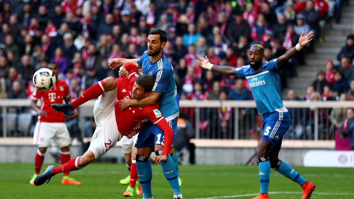 Mavraj packt gegen den Bayern eine Ringkampf-Einlage aus