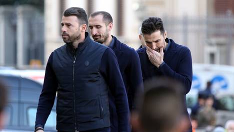 Andrea Barzagli (links), Giorgio Chiellini (mitte) und Gianluigi Buffon trauern um Davide Astori