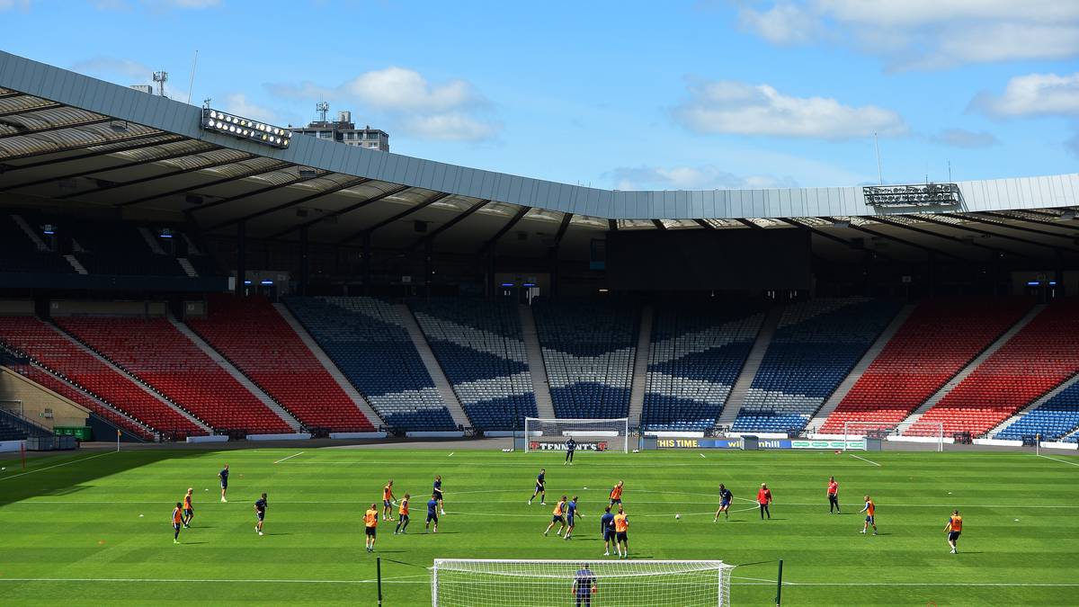 In dem traditionsreichen Stadion stellten die Schotten 1937 einen britischen Zuschauerrekord auf: 149.547 Fans fanden damals ihren Weg ins Stadion. Heute passen 51.866 Zuschauer ins weite Rund. Distanz nach Deutschland: 1101 Kilometer (Luftlinie)