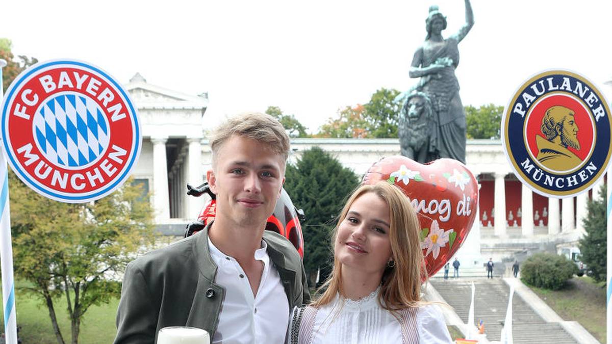 Noch so ein Strahlemann: Arp mit seiner charmanten Begleitung