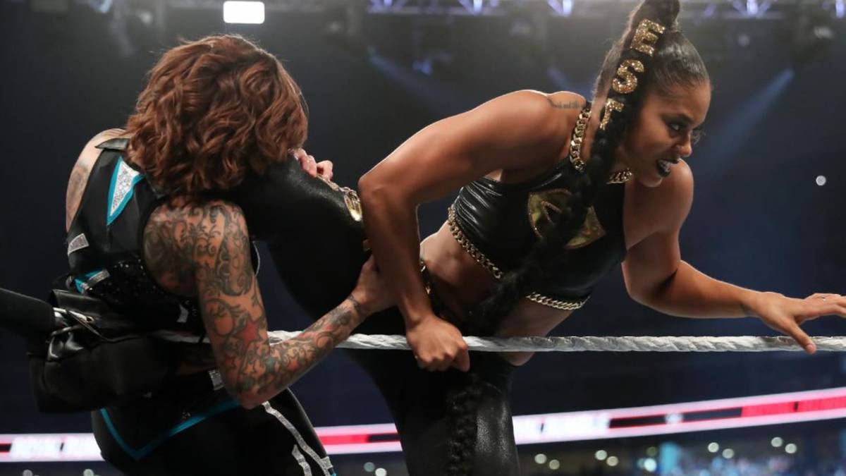 Vor allem Belair entwickelt sich zum heimlichen Star des Matches. Satte acht Frauen wirft die 30-Jährige aus dem Match - Rekord für Frauen-Rumbles. Für ein Highlight sorgt indes Mandy Rose...