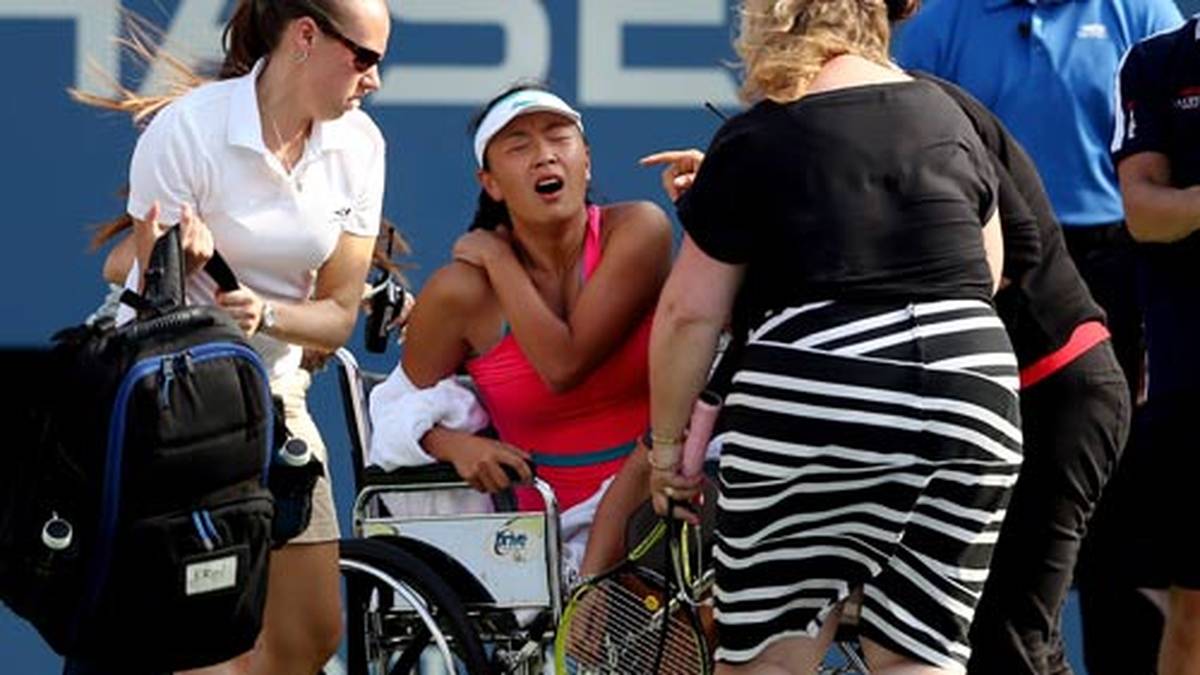 Abruptes Ende: Peng Shuai muss aufgeben.<br> ZUM DURCHKLICKEN: Die Bilder der zweiten Woche