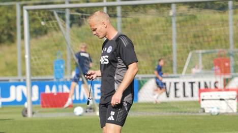 Der FC Schalke schlittert bereits zu Beginn dieser Zweitliga-Saison immer tiefer in die Krise. Von Sportdirektor Marc Wilmots bekommt Trainer Karel Geraerts nach der 0:2-Niederlage beim Karlsruher SC Rückendeckung.