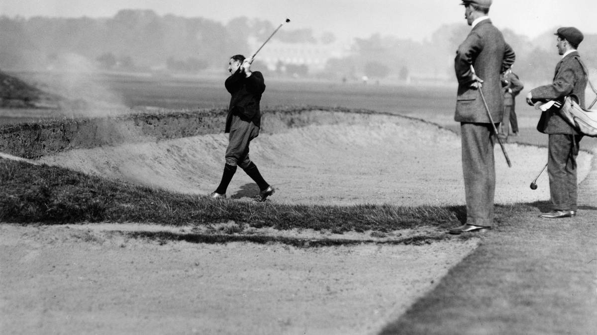 PLATZ 10 - HARRY VARDON: Sieben Major-Titel sammelte Vardon, der 1870 auf den Kanalinseln geboren wurde. Sechs Mal triumphierte er bei The Open und entwarf später als Architekt mehrere Golfplätze. Noch heute wird der Spieler mit dem niedrigsten Schlagdurchschnitt auf der PGA-Tour die Vardon Trophy. Auf der European Tour erhält der Gewinner der Geldrangliste die Harry Vardon Trophy