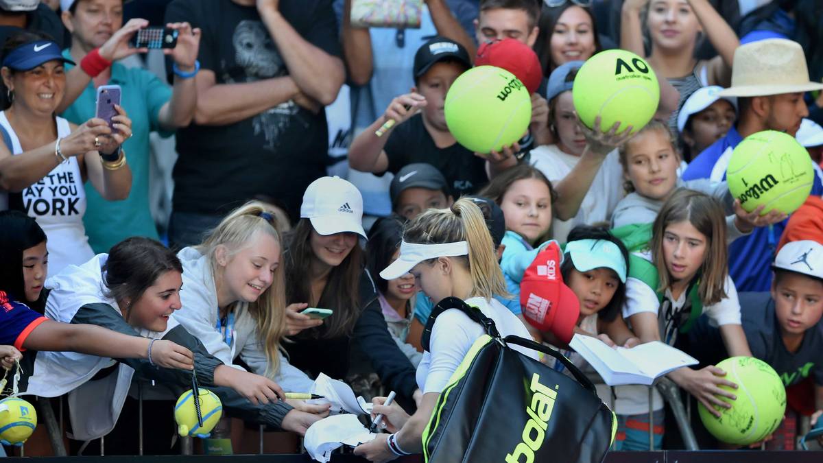 Die Fans sind begeistert und stehen für Autogramme Schlange