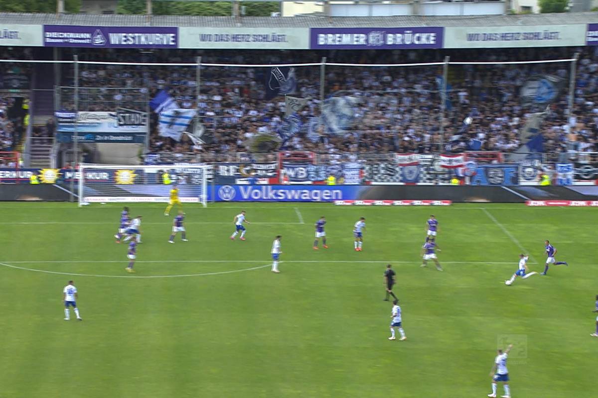 Aufsteiger Osnabrück und Trainer Tobias Schweinsteiger starten mit einer Heimpleite in die Saison. In einer turbulenten Partie setzt sich der KSC dank eines späten Traumtores durch.