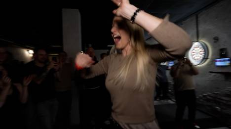 SPORT1 und "Die Darterei" veranstalten vor dem Premier-League-Spieltag in Berlin ein Get-Together. Dort sorgt Moderatorin Katharina Kleinfeldt für das Highlight des Abends.