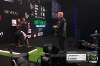 Beim Match zwischen Ross Smith und Martin Lukeman beim Grand Slam of Darts kommt es zu einem kuriosen Moment.