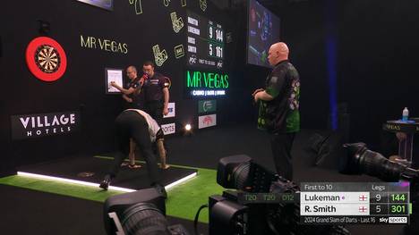 Beim Match zwischen Ross Smith und Martin Lukeman beim Grand Slam of Darts kommt es zu einem kuriosen Moment.