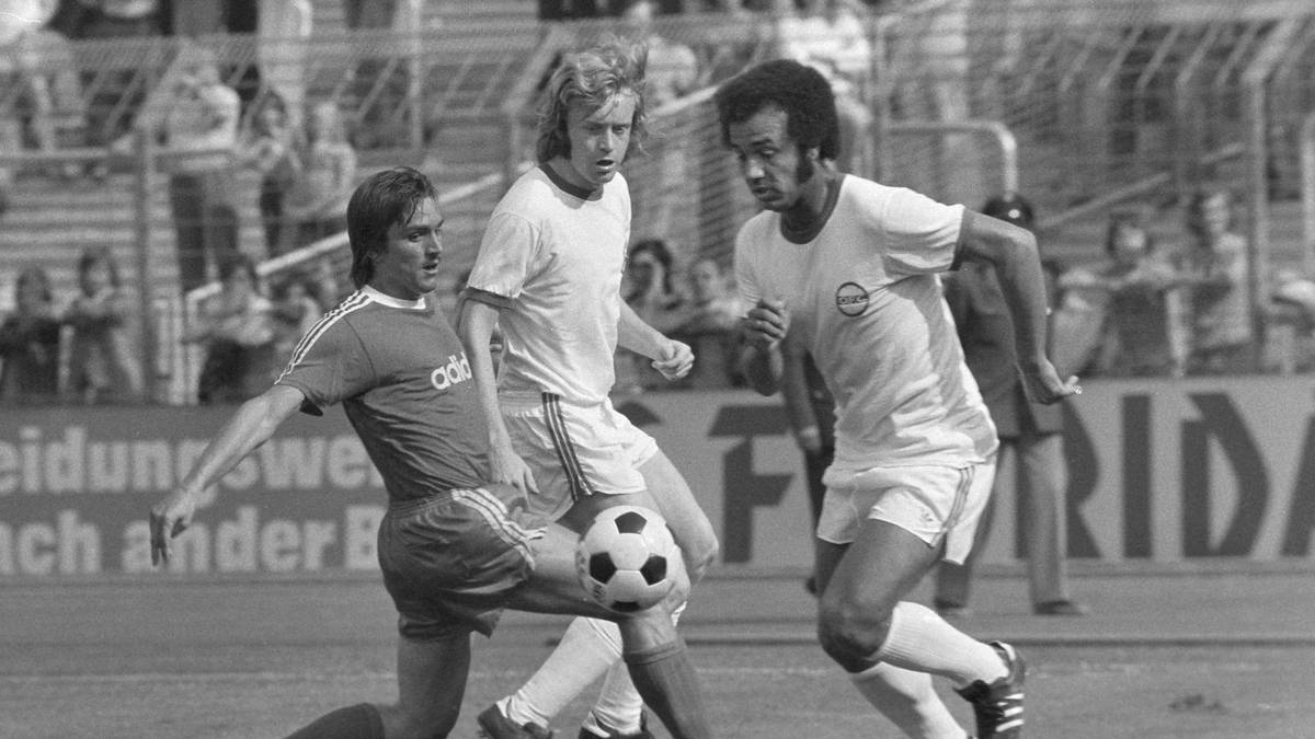 KICKERS OFFENBACH - FC BAYERN 6:0 (24. August 1974): Den  Kickers aus Offenbach gelingt ein Jahr davor das gleiche Ergebnis wie dem Lokalrivalen. Erwin Kostedde (r.) trifft per Doppelpack, auch Siggi Held trägt sich in die Torjägerliste ein