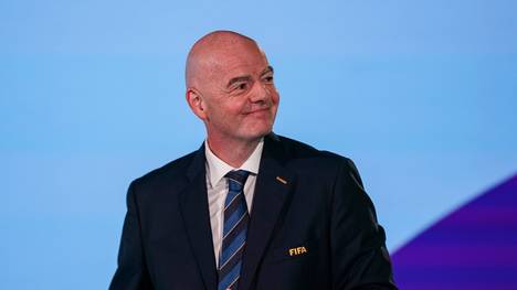 FIFA-Präsident Gianni Infantino plant, kommerzielle Rechte an Investoren um Donald Trump zu verkaufen. Die UEFA und die CONCACAF wehren sich vehement und drohen sogar mit einem Boykott.