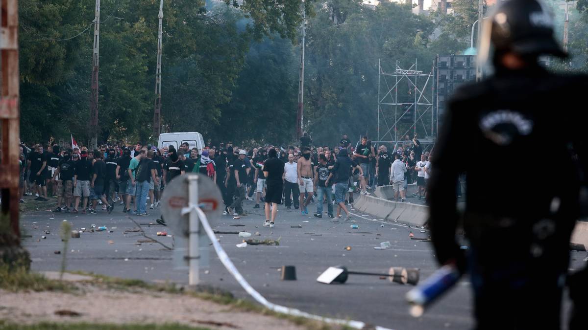 Hässliche Szenen aus Budapest. Vor dem Spiel in der EM-Quali zwischen Ungarn und Rumänien kommt es in er Haupstadt zu Krawallen