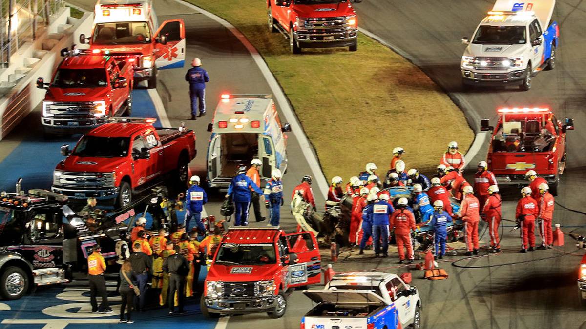 Newman wird ins Halifax Medical Center nahe der Strecke in Daytona gebracht