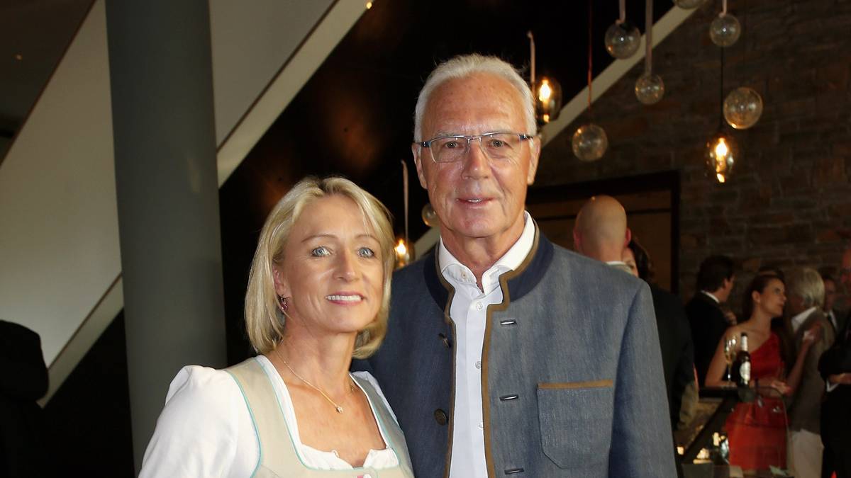 Buchstäblich zwischen einem Spiel und dem anderen ordnete er während der WM noch sein Privatleben und heiratete in Kitzbühel seine Heidi. "Während der WM hat niemand mit unserer Hochzeit gerechnet", sagte er. Ja, sicherlich.  Noch im Januar hatte er übrigens in der Zeitschrift "Die Aktuelle" beteuert: "Ich kann diesem Land neben dieser wichtigen Weltmeisterschaft nicht noch meine Hochzeit zumuten." 