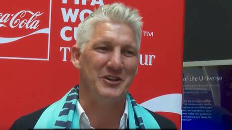 Bastian Schweinsteiger blickt bei der WM-Trophäen-Tour in New York auf den Triumph von 2014 zurück. Der Weltmeister erinnert sich an das historische 7:1 gegen Brasilien und die Reaktionen der Fans.