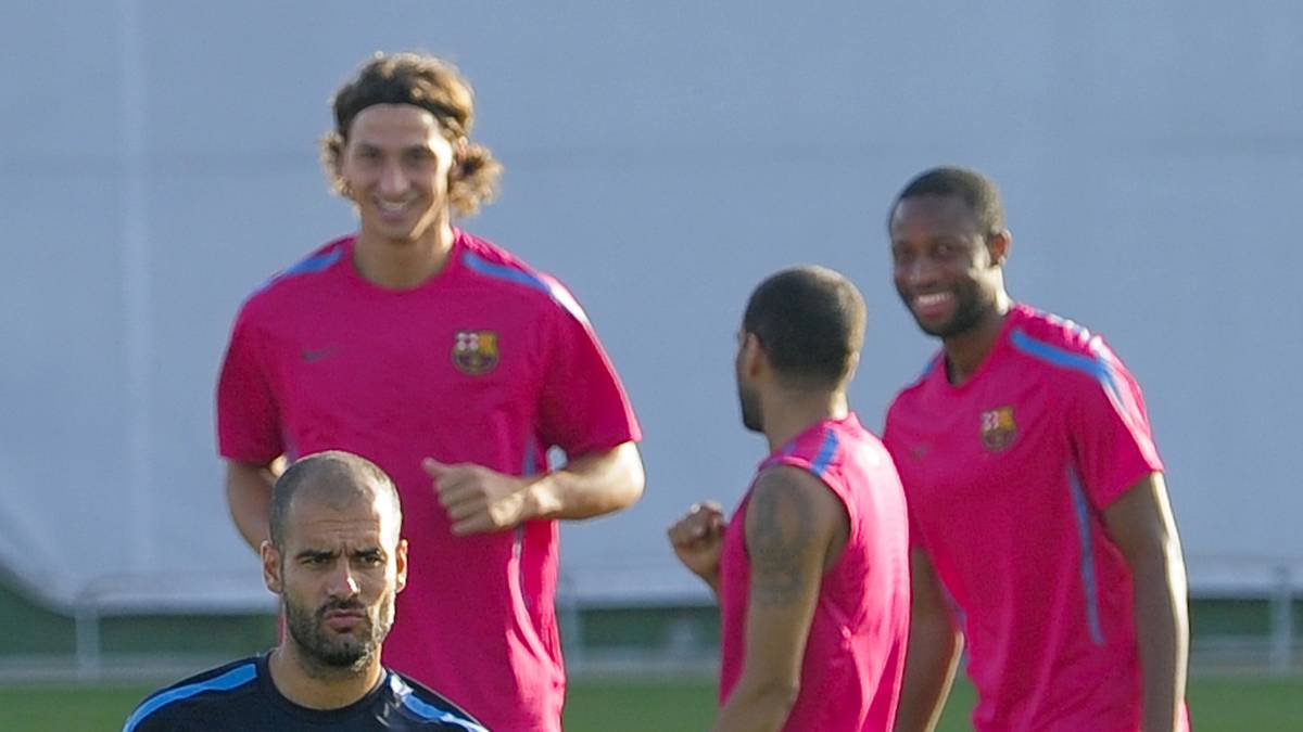 Das liegt vor allem an seinem gestörten Verhältnis zu Pep Guardiola. Ibrahimovic sagt später über Guardiola und seinen Mitspieler Lionel Messi: "Wir brauchen den Philosophen nicht, der Zwerg und ich reichen vollkommen" - wobei er mit dem Philosoph Guardiola und mit dem Zwerg Messi meint