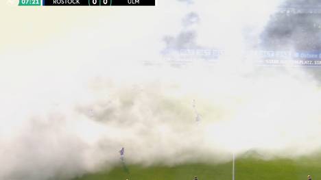 Die Fans von Hansa Rostock vernebeln im Heimspiel gegen den SSV Ulm das gesamte Stadion und sorgen für eine Spielunterbrechung.