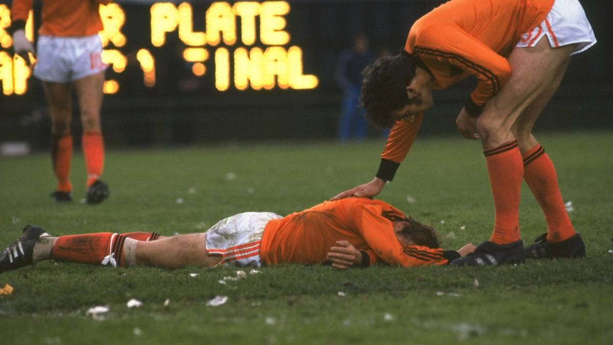 Ähnliches Bild vier Jahre später: Auch in Argentinien kommt es im Endspiel zum Duell der Niederländer gegen die Gastgeber. Dieses Mal schafft es Oranje bis in die Verlängerung, doch nach den Treffern von Mario Kempes und Daniel Bertoni ist der WM-Traum erneut geplatzt