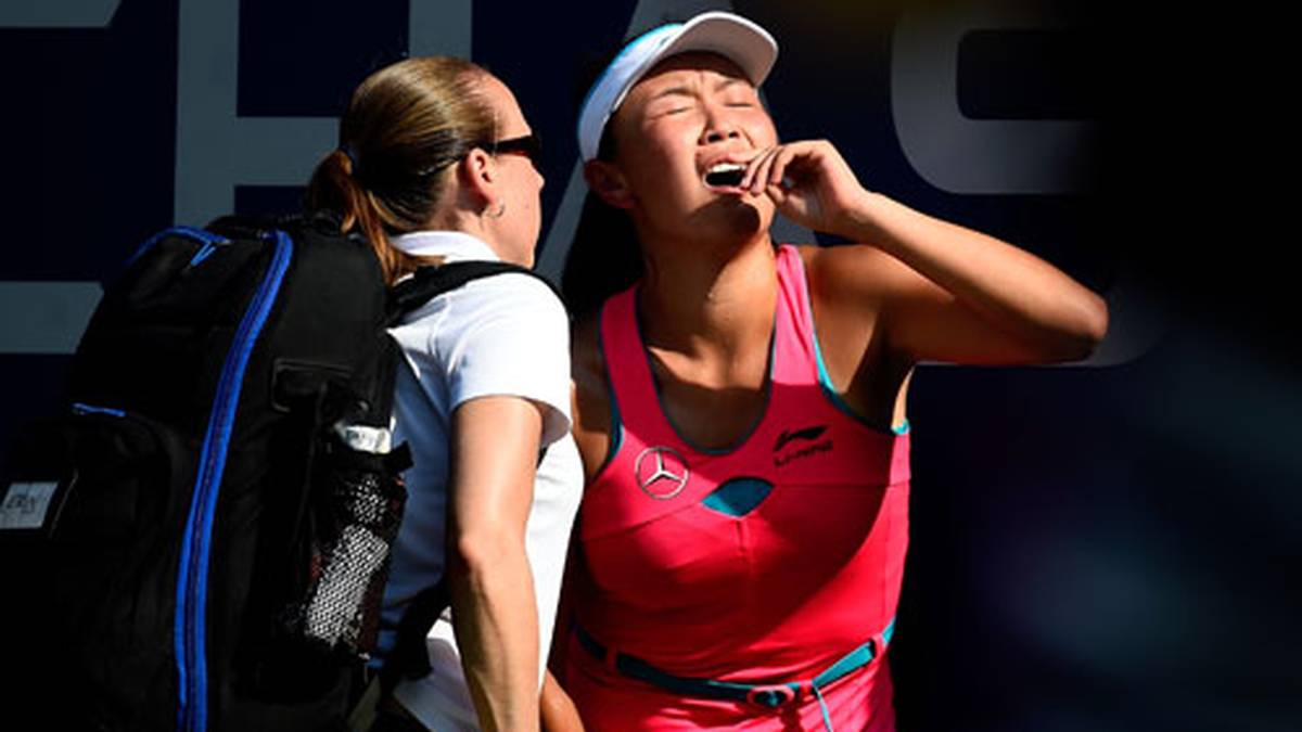 Die völlig aufgelöste Peng ist nach einer Behandlungspause zuvor wieder zurück auf den Platz gehumpelt, spielt noch sechs Punkte und bricht erneut zusammen