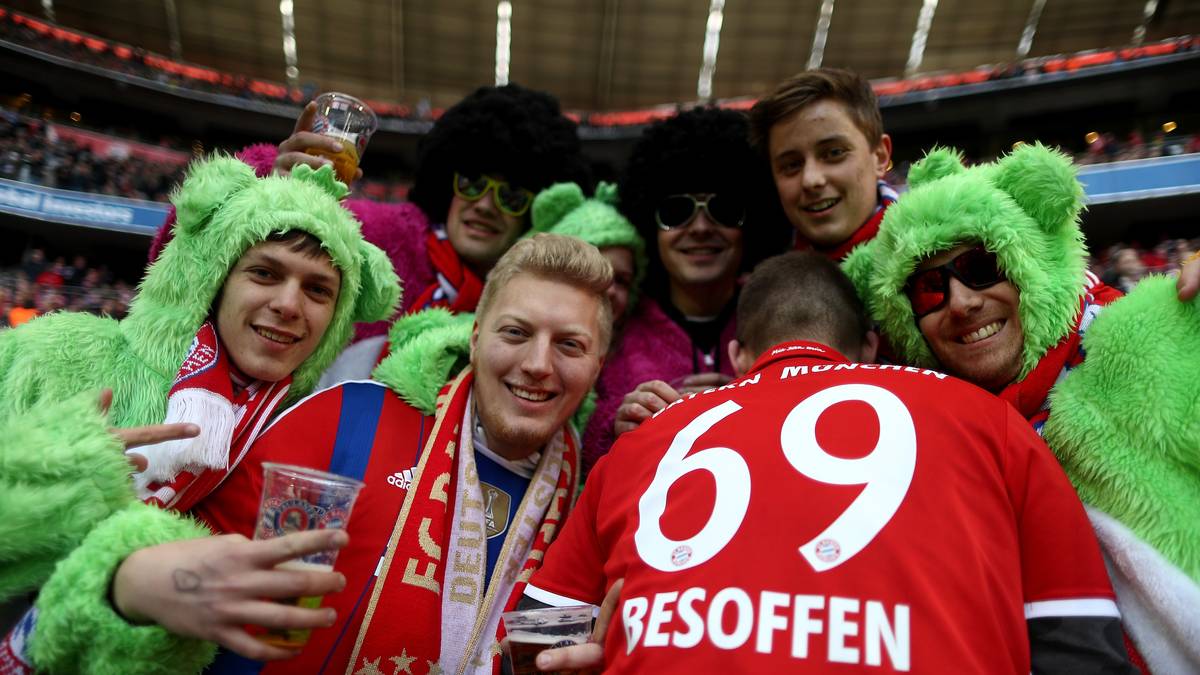 Karneval in München! Die Fans des FC Bayern haben sich für das Duell mit dem Hamburger SV ins Kostüm geworfen