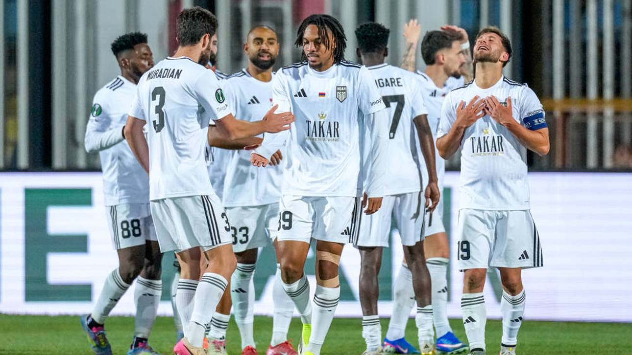 Die Spieler des FC Noah bejubeln das Tor zum 1:0