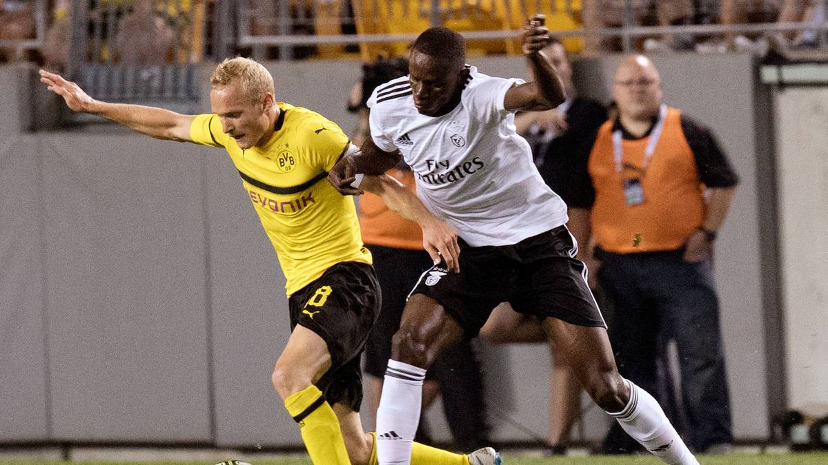 Die Eintracht zeigte dennoch Interesse an einer Rode-Verpflichtung - und lockte den "verlorenen Sohn" tatsächlich fest an den Riederwald. Beim BVB hatte er zuvor in zweieinhalb Jahren lediglich 22 Pflichtspiele absolviert. 