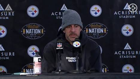 Der 44-jährige Quarterback Aaron Rodgers von den Pittsburgh Steelers spricht auf der Pressekonferenz über sein mögliches Karriereende.