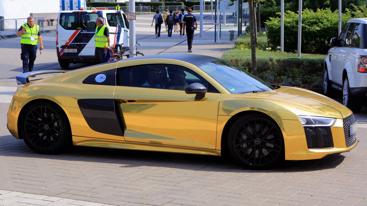 Schon länger in Aubas Garage steht außerdem der Audi R8 V10 - auch standesgemäß mit einer goldenen Lackierung