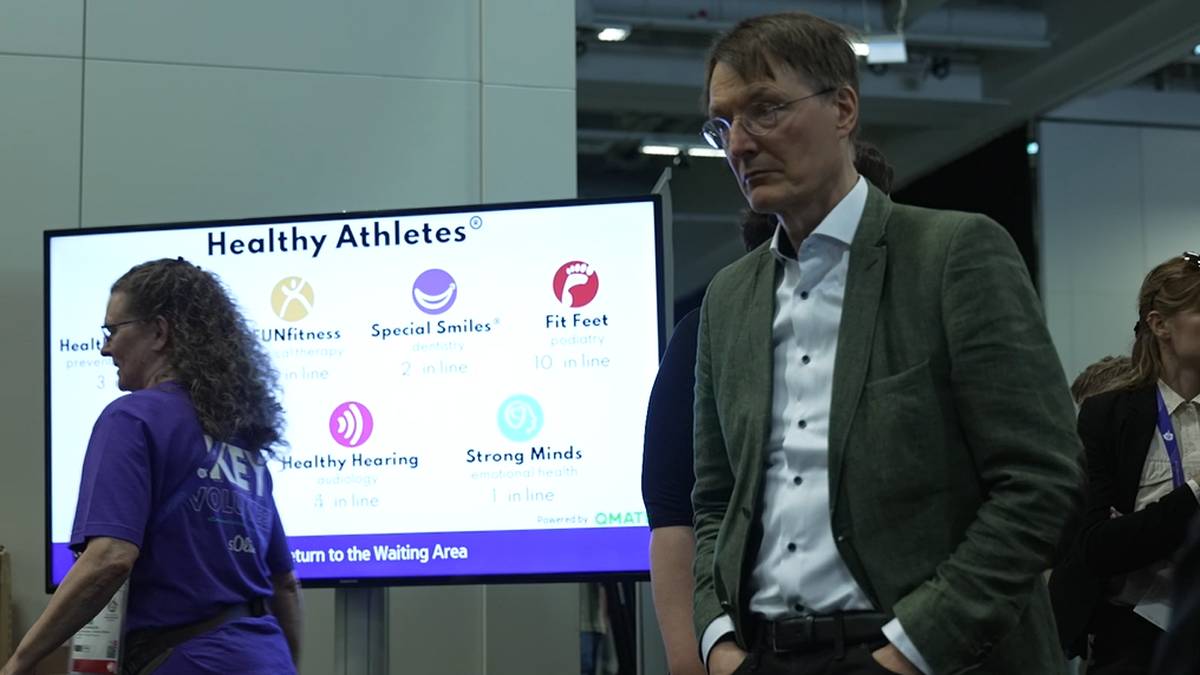 Der Bundesgesundheitsminister Prof. Dr. Karl Lauterbach besucht die Special Olympics und schaut sich das Healthy-Athletes-Programm an, bei dem die Bedürfnisse der Athleten mit geistiger Behinderung berücksichtigt werden. 