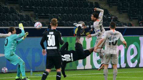 Fallrückzieher! Breel Embolo von Borussia Mönchengladbach feiert ein Traumtor gegen Schachtar Donezk