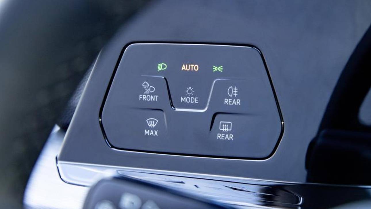 Kein Drehen oder Schieben mehr - zum bedienen der Schweinwerfer oder des Luftregler reicht ein Fingertipp