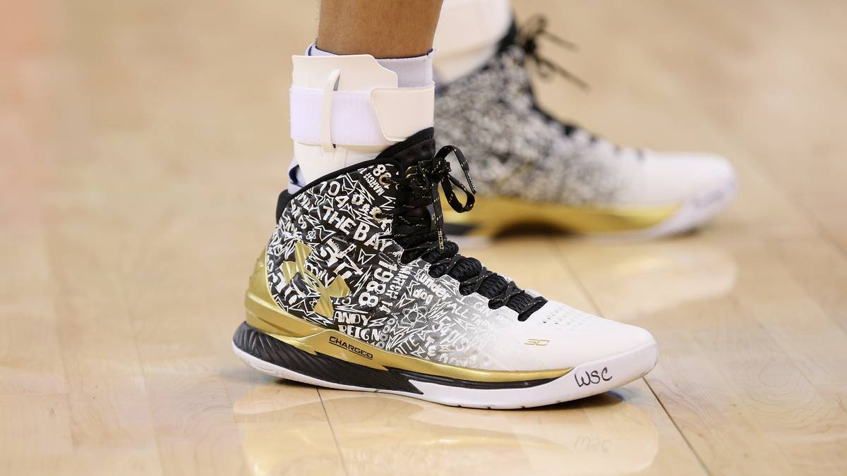 Vor allem die häufig kreativen Schuhe von Currys Ausrüster "Under Armour" verkaufen sich blendend, sie sind die Spezialausrüstung des zweimaligen MVPs