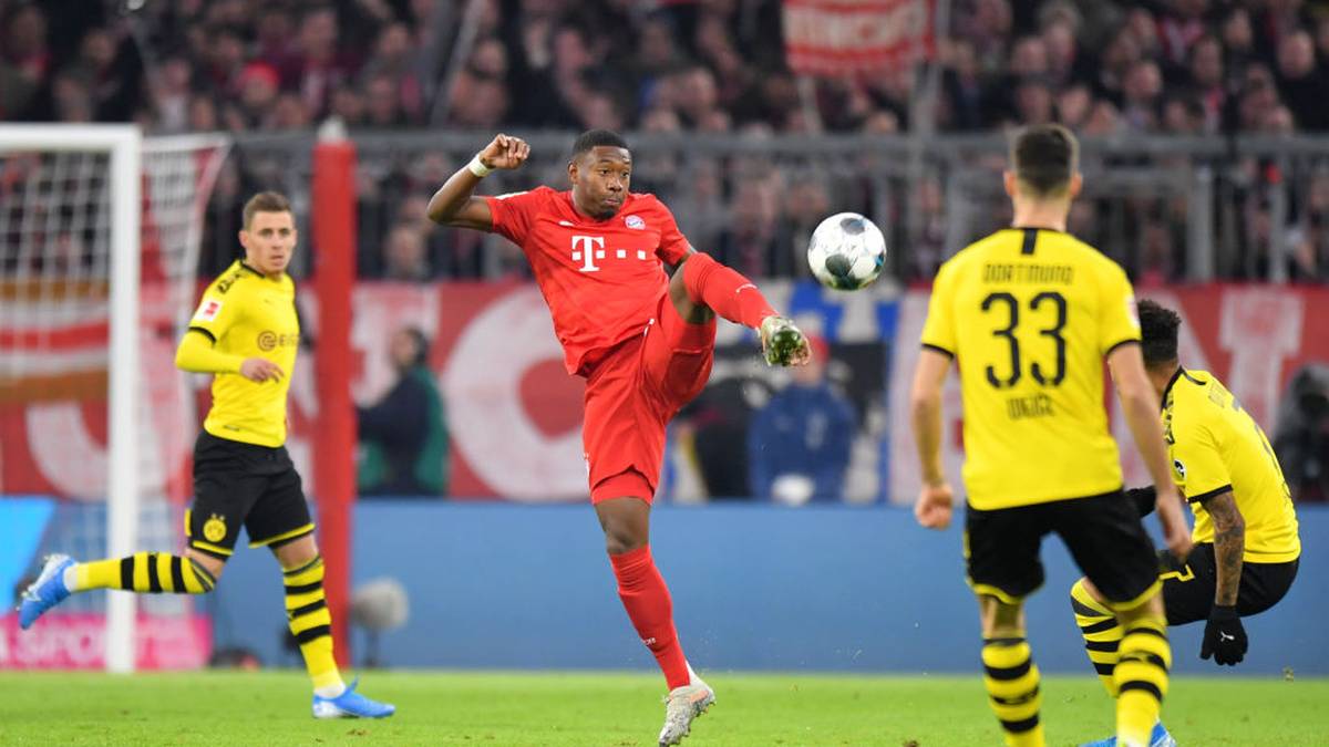 David Alaba vom FC Bayern hat den Ball im Blick
