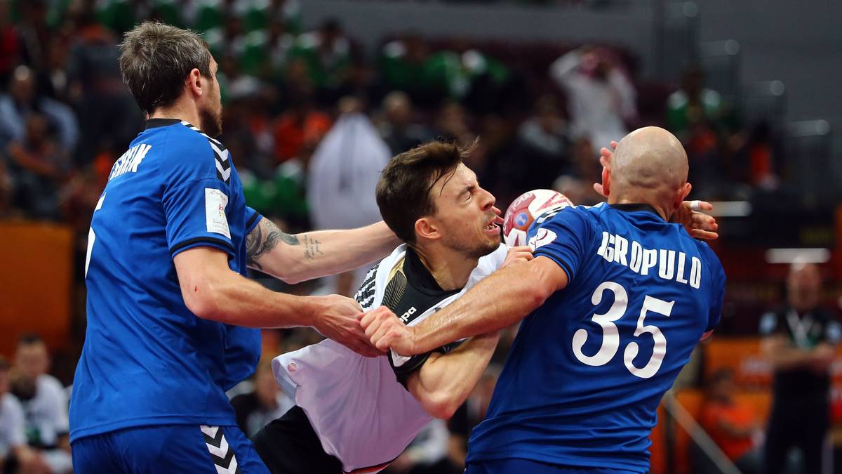 Augen zu und durch: Patrick Groetzki versucht sich gegen zwei Russen durchzutanken