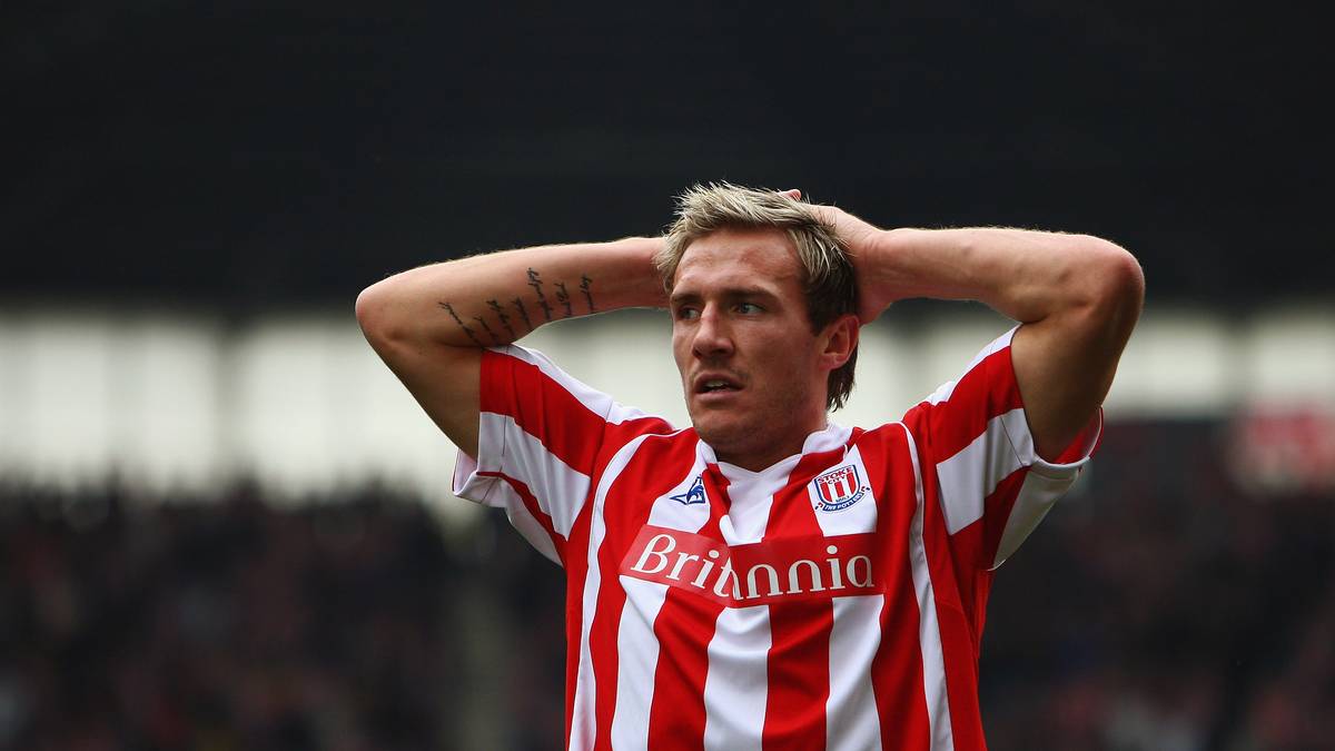 LIAM LAWRENCE: Liam Lawrence fällt erst über seinen Hund - dann auch noch die Treppe herunter. Mit einer Knöchelverletzung kommt der Ire noch glimpflich davon