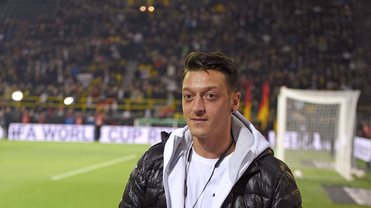 Bei all dem Poldi-Hype geht Mesut Özils Ehrung als Nationalspieler des Jahres 2016 fast unter