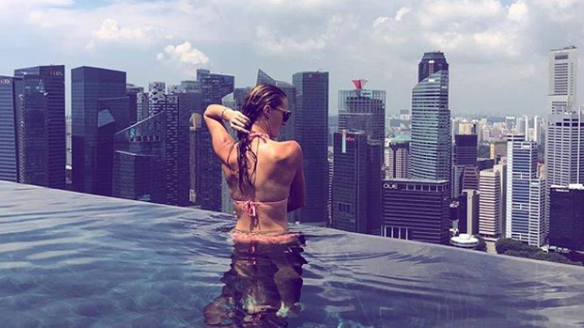 Dominic Thiems Freundin Kristina Mladenovic entspannt sich bereits während der WTA-Finals in Singapur, als die 25-Jährige im Doppel antrat