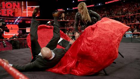 Ronda Rousey (r.) ließ Triple H bei WWE Elimination Chamber 2018 durch einen Tisch fliegen