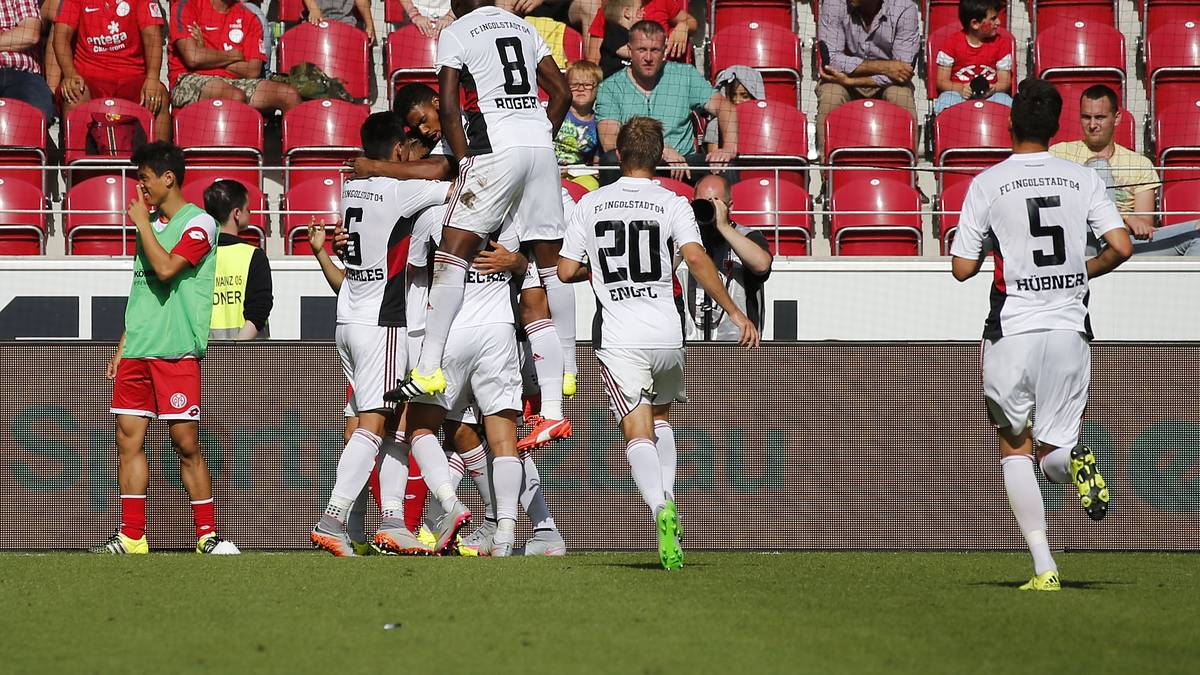 Nur kurz darauf jubeln die Schanzer: Lukas Hinterseer erzielt das allererste Tor in der Bundesliga-Geschichte seines Vereins