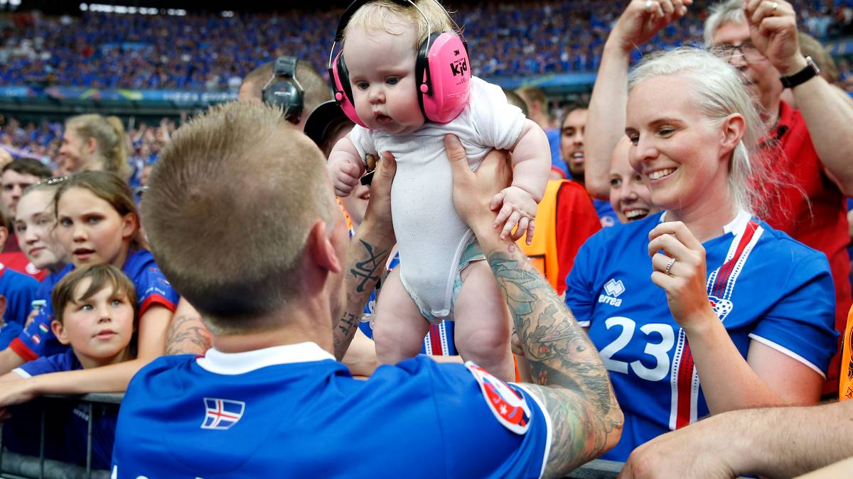 Oh wie ist das schön - als Belohnung für den Einzug Islands ins Achtelfinale bekommt Ari Freyr Skulason sein Baby überreicht