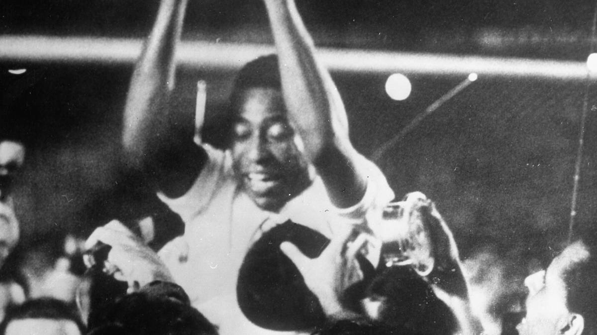 Umringt von den Massen feierte Pelé sein 1000. Karriere-Tor