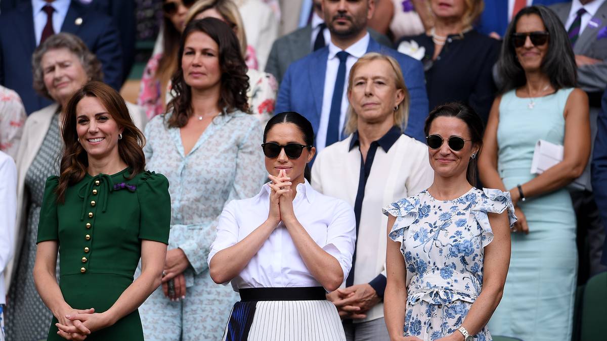 Zeugen dieses fantastischen Auftritts wurde auch die beiden Herzoginnen Meghan und Kate, die in der Royal Box des berühmten Centre Courts Platz genommen hatten
