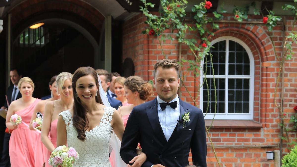 Nur ein paar Tage vorher, am 6. Juni, heiraten Werder Spieler Philipp Bargfrede und seine langjährige Partnerin Carola in der St. Dionysius-Kirche in Sittensen ganz stilvoll. Den Weg aus der Kirche verschönern niedliche Blumenmädchen